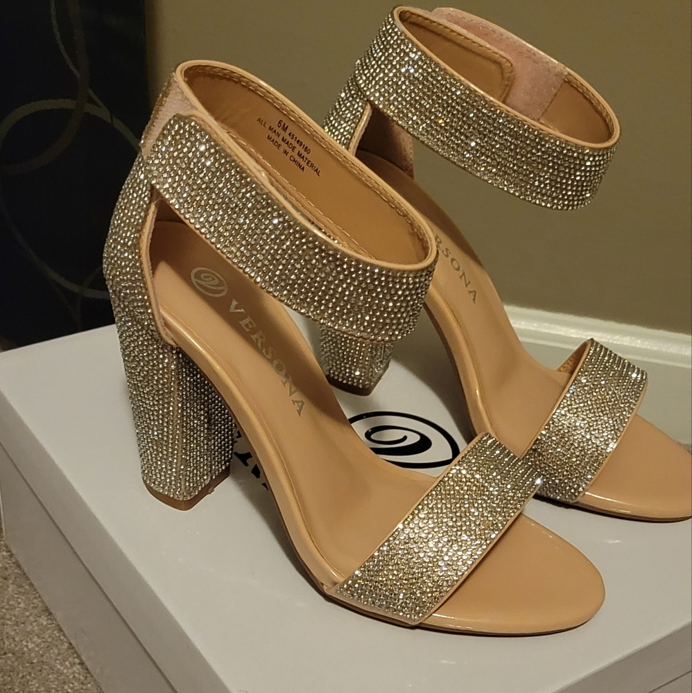 BRAND NEW VERSONA GEM HEEL SHOE